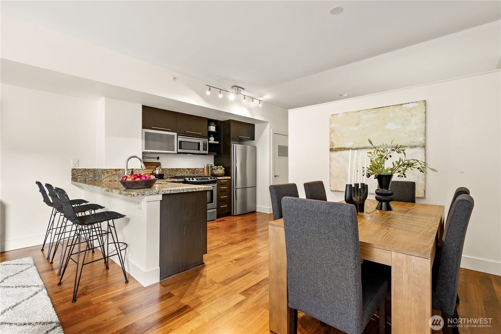 Property Photo: 2911 2nd Avenue 417 WA 98121