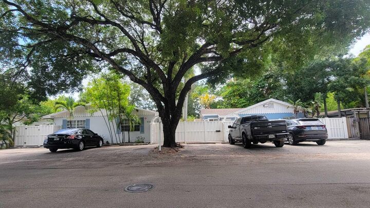 Property Photo: 618 SW 14th Terrace 1 FL 33312