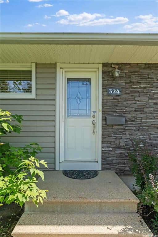 Property Photo:  324 Y Avenue N  SK S7L 3K9 