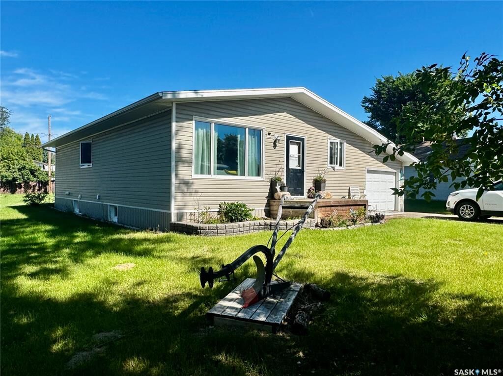 Property Photo:  612 1st Avenue NE  SK S0A 3B0 