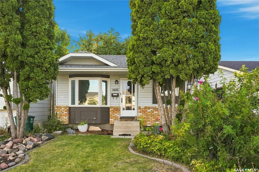 Property Photo:  1423 Junor Avenue  SK S7L 6T7 