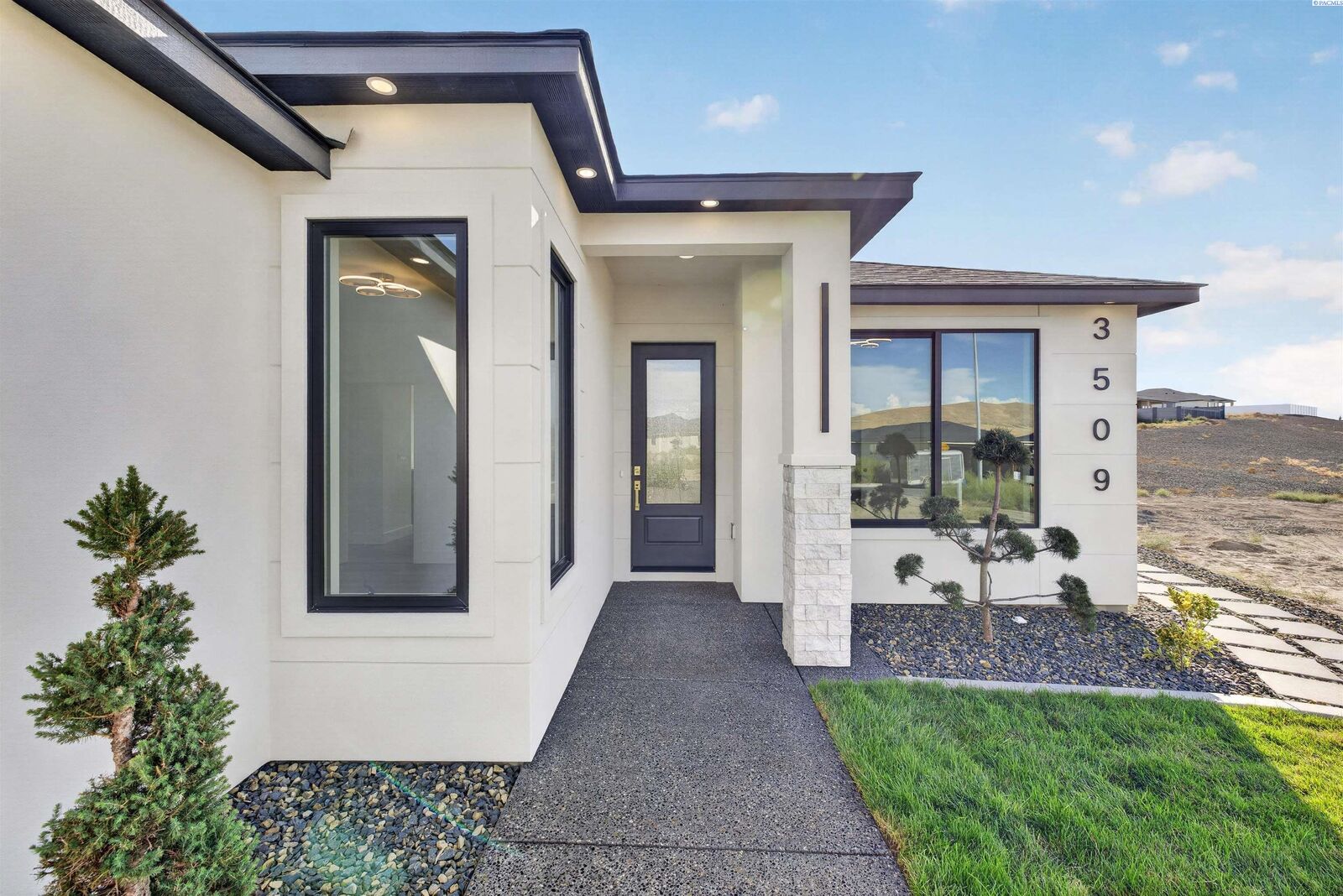 Property Photo:  3509 Nuthatch St  WA 99352 