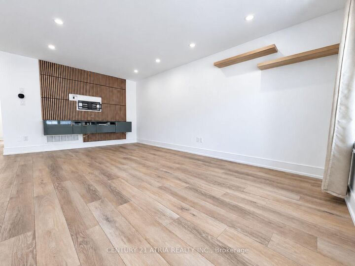 Property Photo:  221 Via Campanile N/A  ON L4H 3J8 