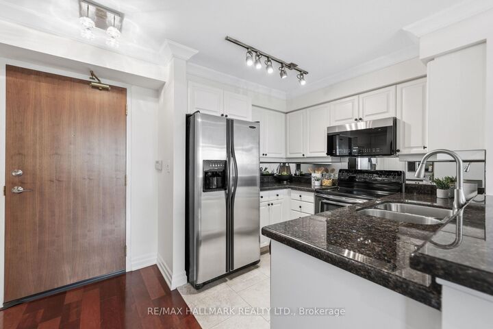 Property Photo:  3840 Bathurst Street 511  ON M3H 6C6 