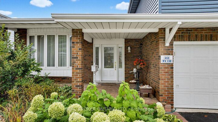 Property Photo:  22 Woodhill Crescent  ON K1B 3B6 