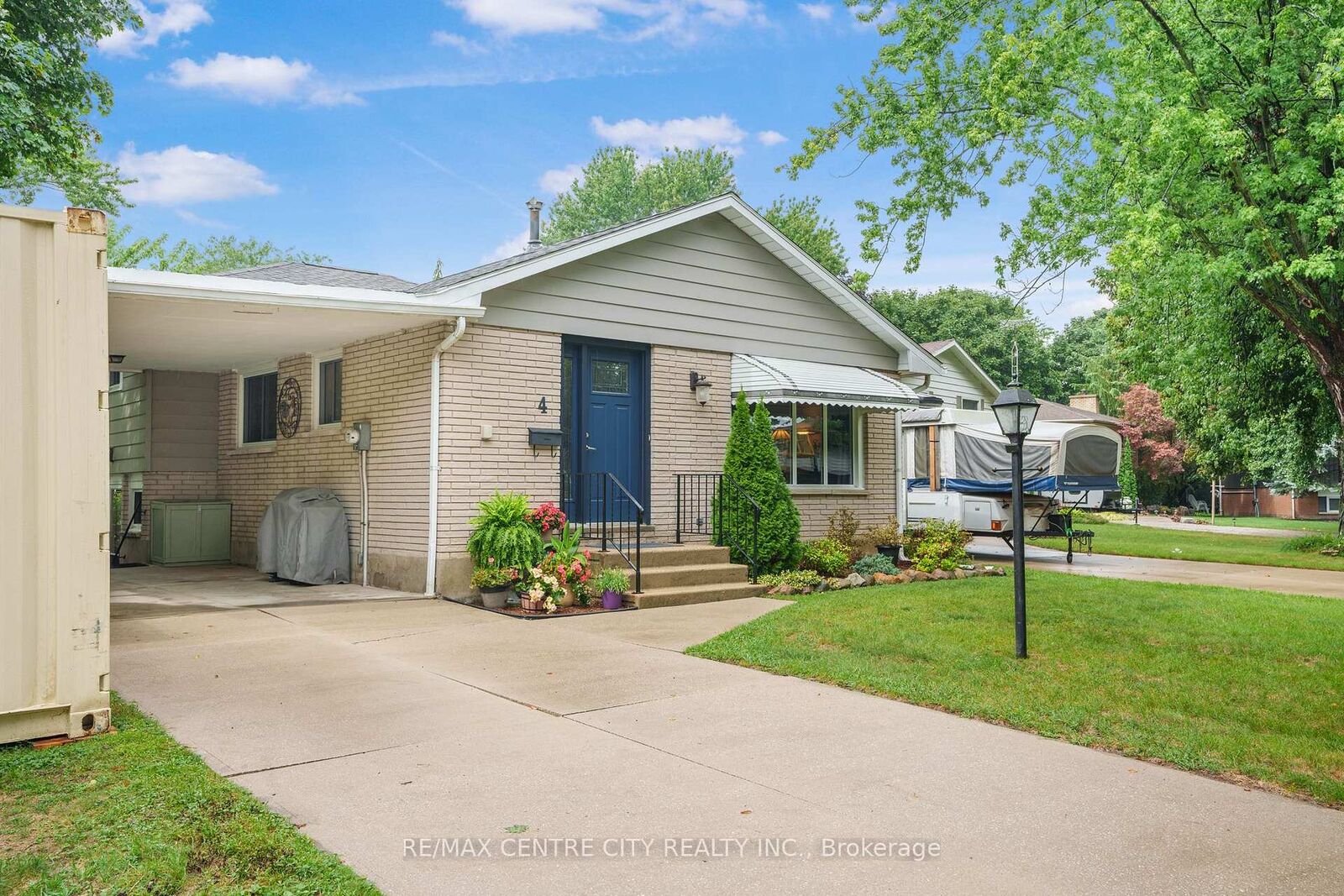 Property Photo:  4 Quail Place  ON N7L 1G2 