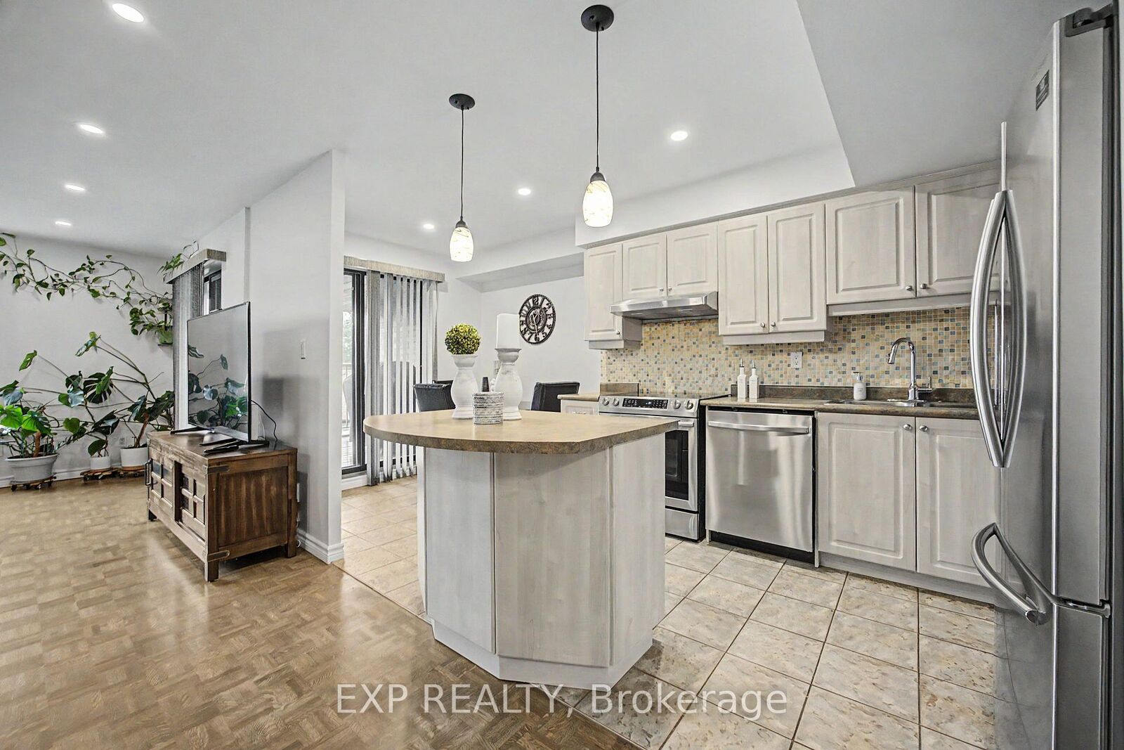 Property Photo:  1000 Cedarglen Gate 501  ON L5C 3Z5 