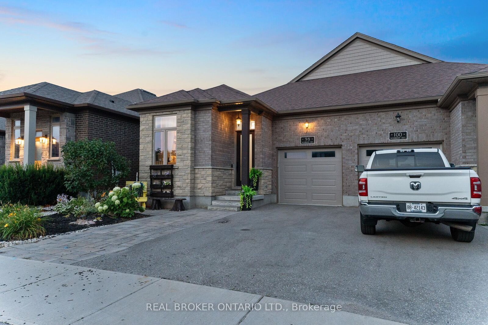 Property Photo:  98 Woodberry Crescent  ON N3B 3L1 