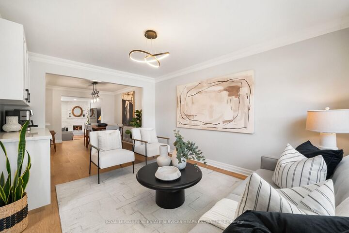 Property Photo:  253 Donlea Drive  ON M4G 2N3 