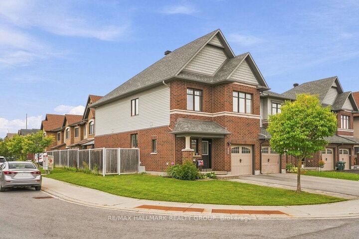 Property Photo: 450 Brettonwood Ridge ON K2T 0L1