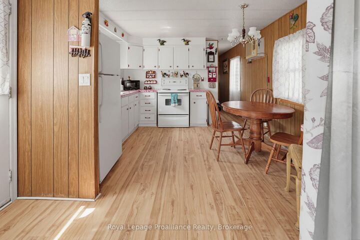 Property Photo:  5 Kenneth Boulevard  ON K8N 4Z3 