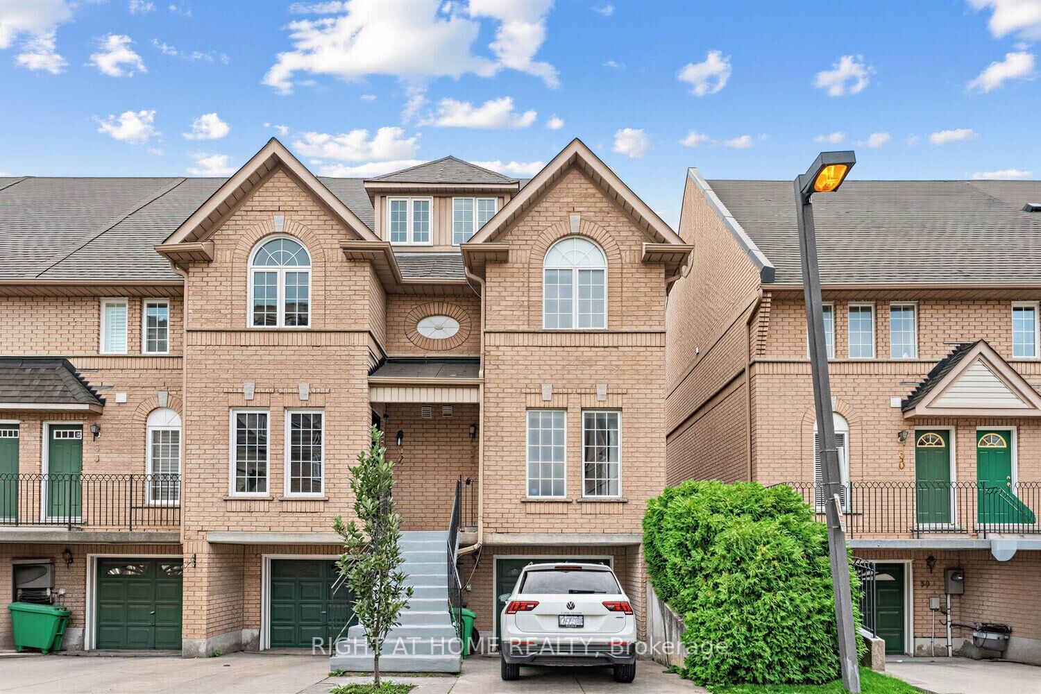 Property Photo: 80 Strathaven Drive 31 ON L5R 3V9