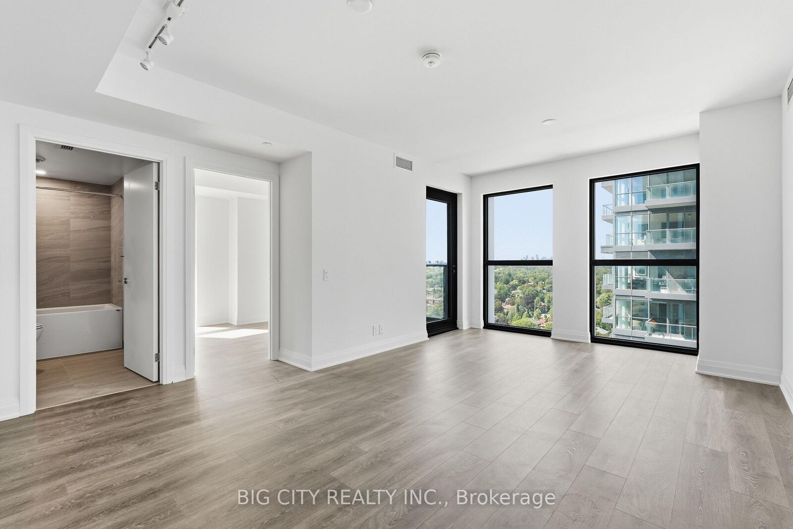Property Photo:  25 Frederick Todd Way 1604  ON M4G 0C9 
