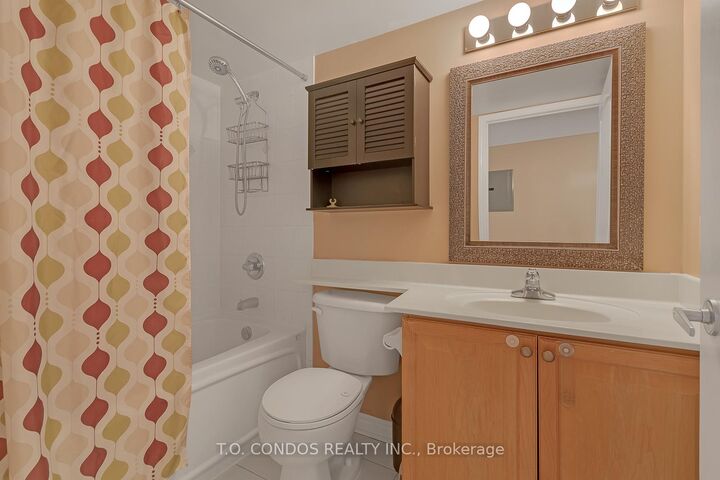 Property Photo:  33 Elm Drive W 906  ON L5B 4M2 