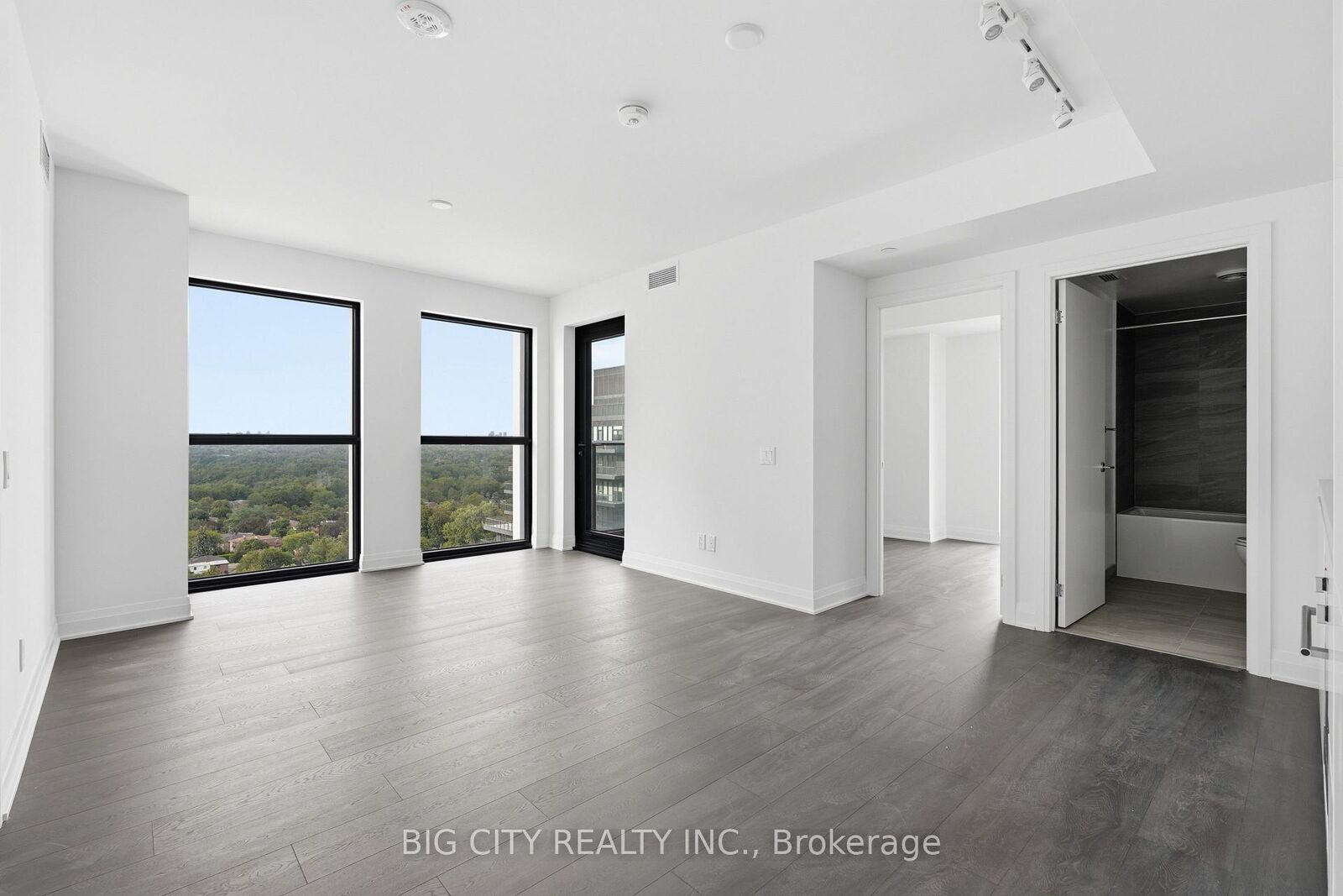 Property Photo:  25 Frederick Todd Way 1807  ON M4G 0C9 