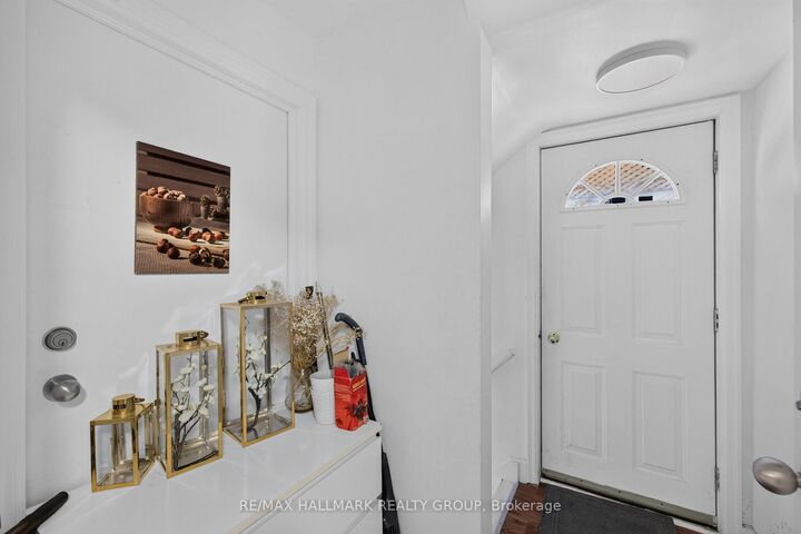 Property Photo: 297 Royal Avenue 1 ON K2A 1T6