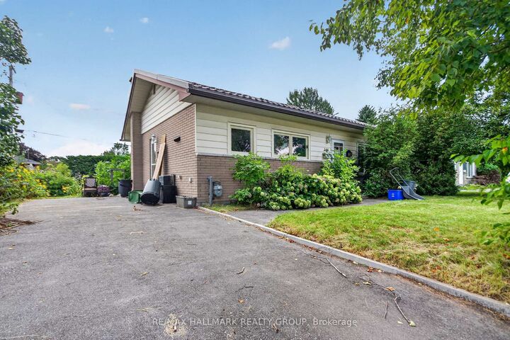 Property Photo: 118 Knoxdale Road ON K2G 1A7