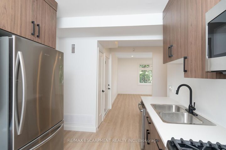 Property Photo:  127 Victoria Avenue S 4  ON L8N 2S9 