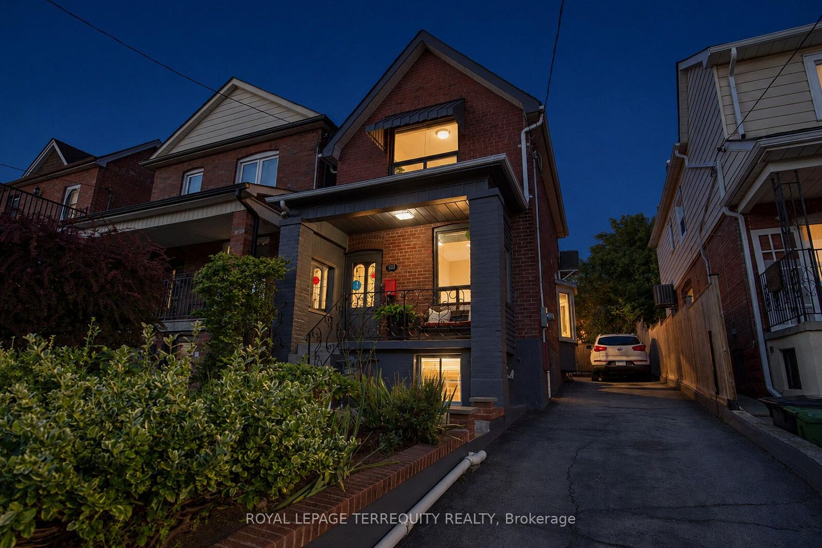 Property Photo:  211 Blackthorn Avenue E  ON M6N 3H7 