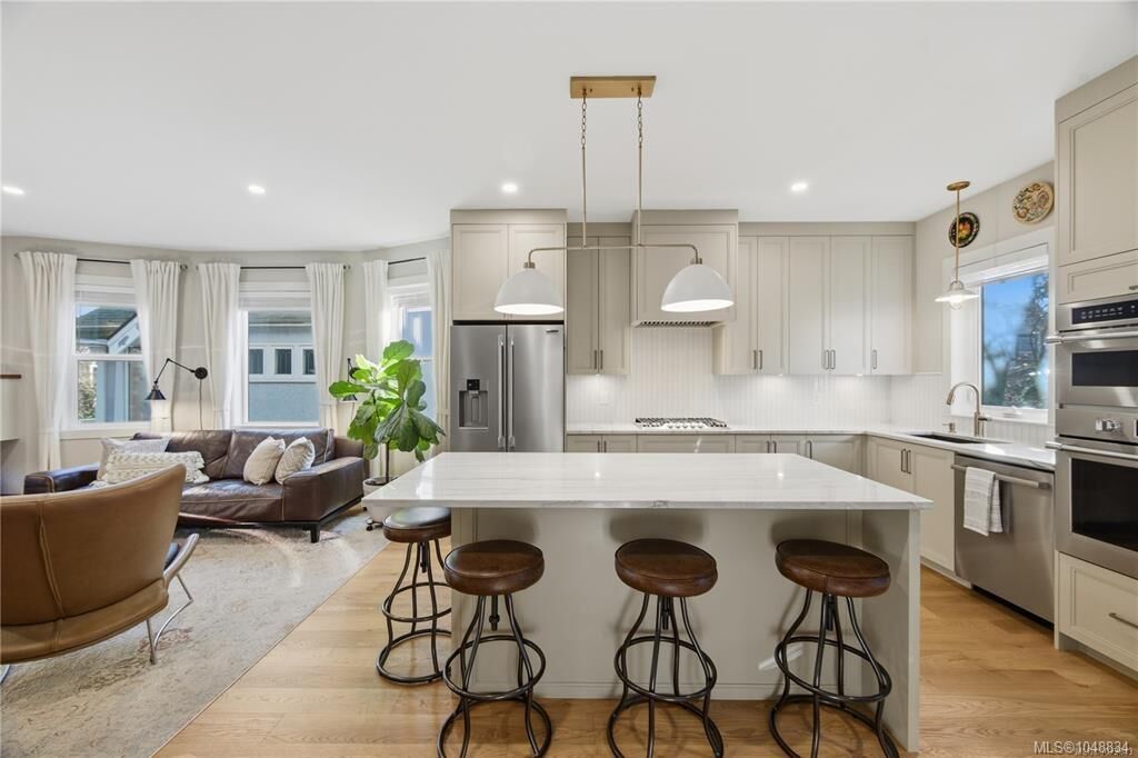 Property Photo:  525 Sumas St  BC V8T 4S4 