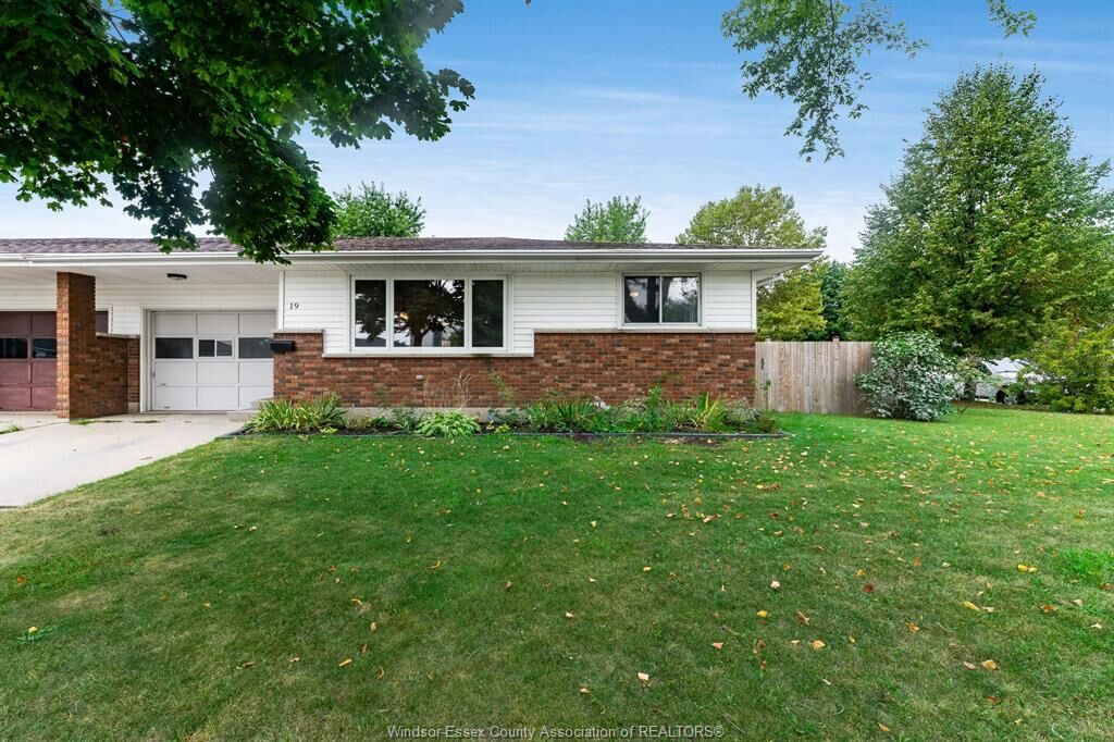 Property Photo:  19 Rickway Drive  ON N8H 2M3 