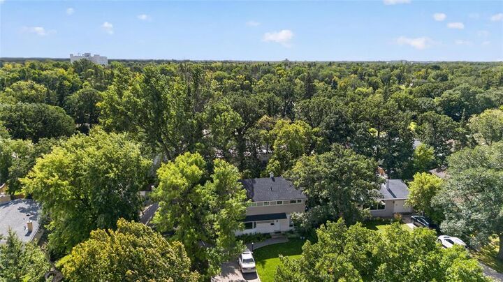 Property Photo:  2514 Pinewood Drive  MB R3J 0C4 