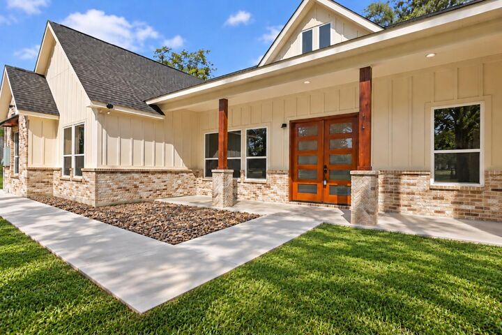 Property Photo: 1302 Lamar Street TX 77575