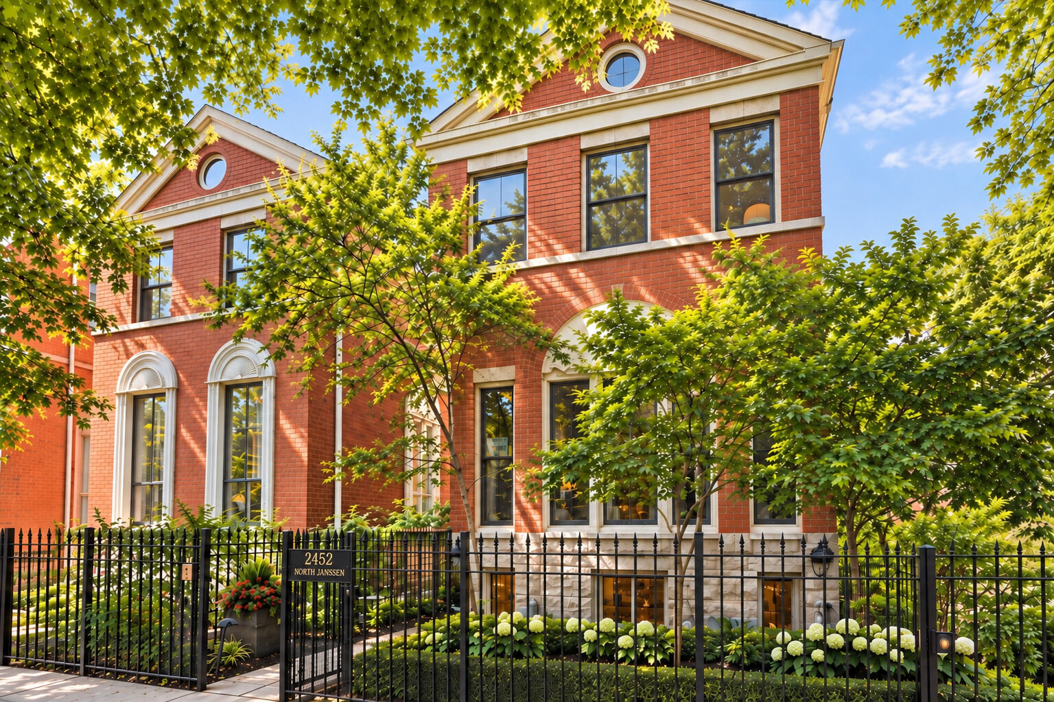 Property Photo:  2452 N Janssen Avenue  IL 60614 