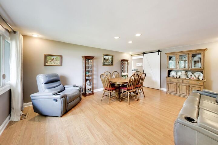 Property Photo: 427 Kent Court IL 60193