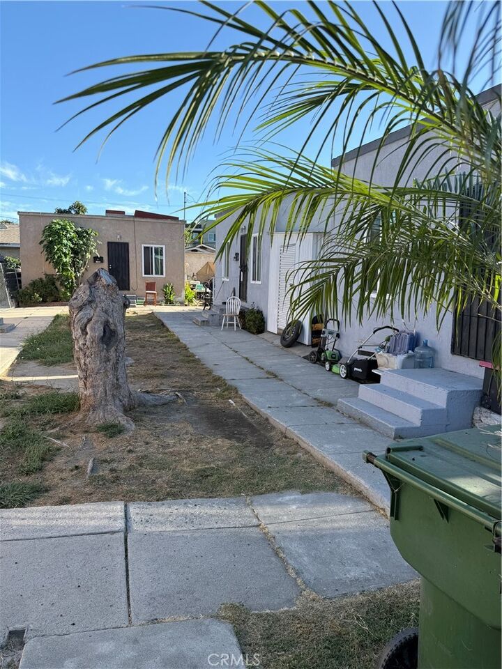 Property Photo:  208 E Poplar  CA 90220 