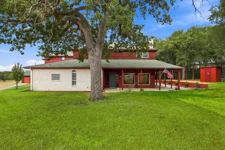 Property Photo: 4025 Lake Oaks Circle TX 76108