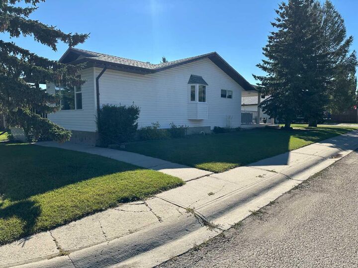 Property Photo:  301 Westhill Close  AB T0M 0W0 