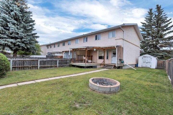 Property Photo:  1 Dixon Crescent  AB T4R 2J1 