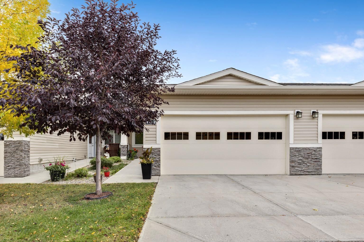 Property Photo:  182 Cambridge Glen Drive  AB T1P 0E6 