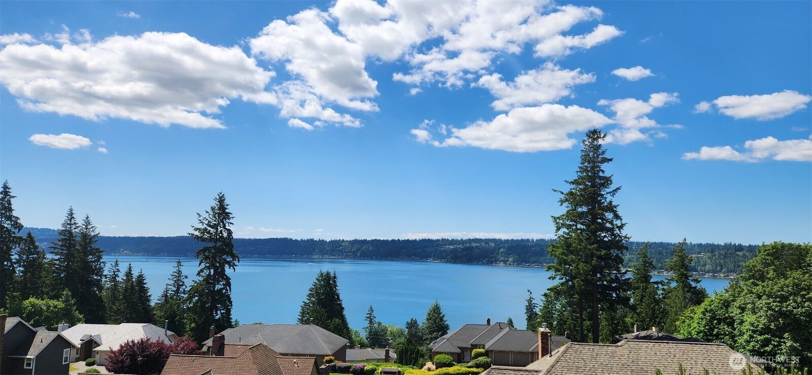 Property Photo:  535  208th Avenue NE  WA 98075 