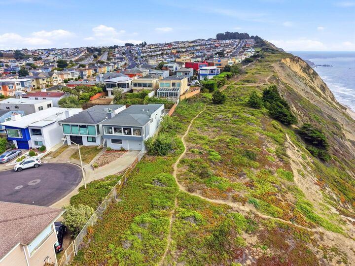 Property Photo:  60 Roslyn Court  CA 94015 
