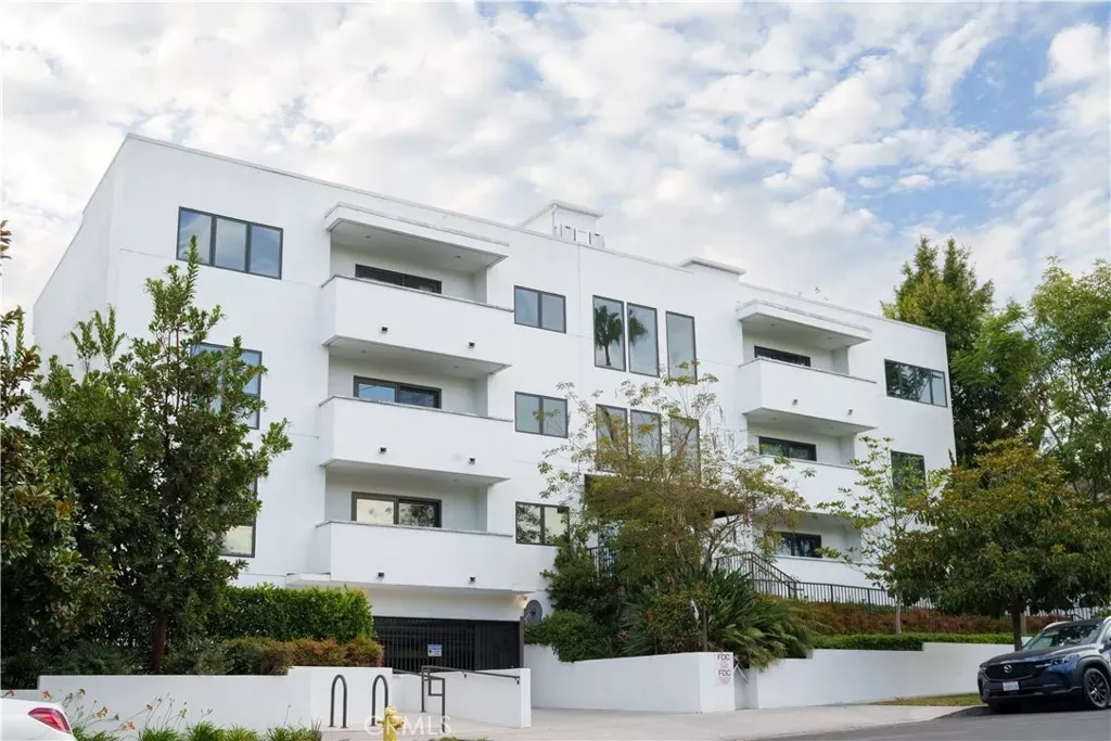 Property Photo: 853 S Lucerne 306 CA 90005