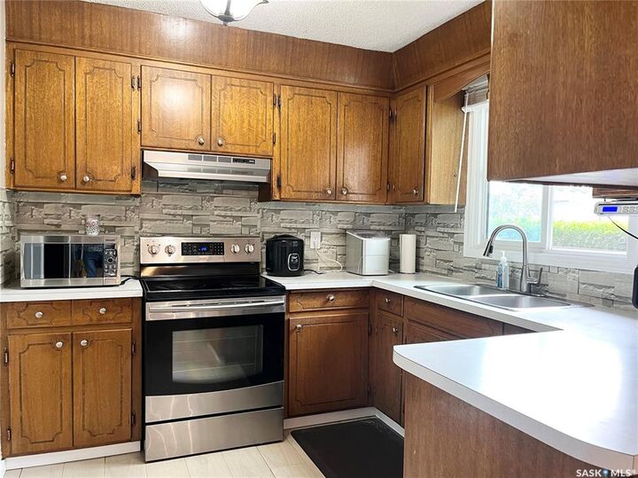 Property Photo:  10 Mackie Crescent  SK S7L 3V3 