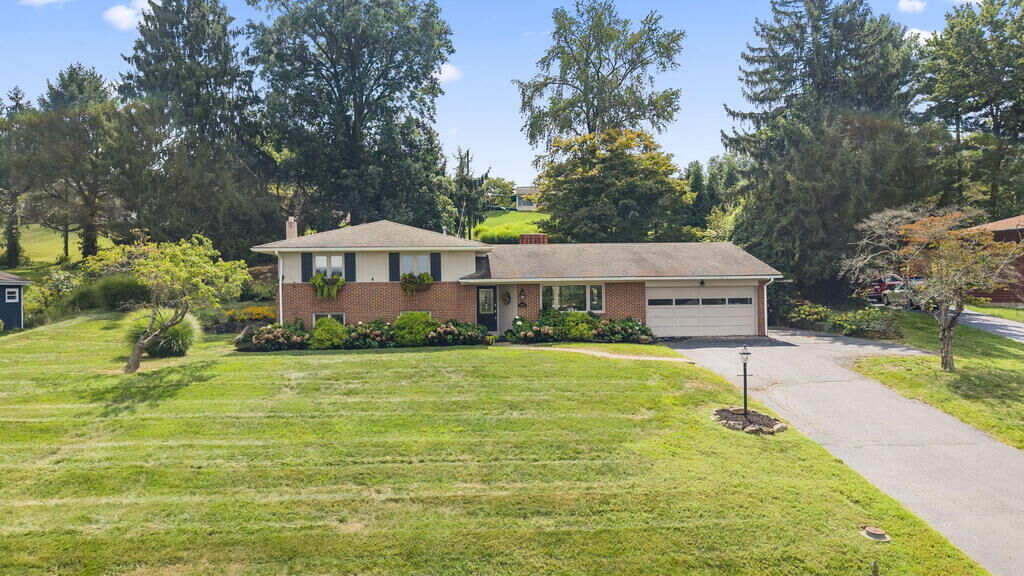 Property Photo: 1006 Edgewood Drive OH 45601