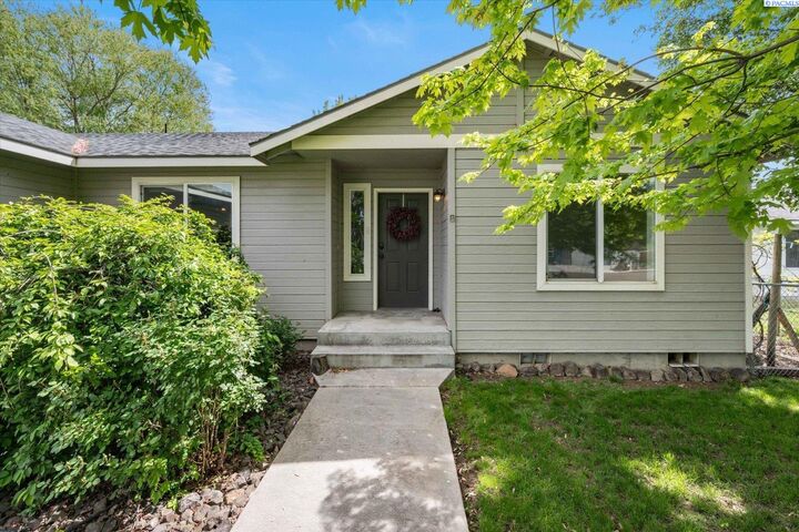Property Photo: 504 Grader Ct WA 99320
