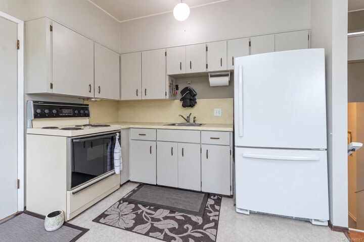 Property Photo:  425 Belaire St  BC V9G 1A5 