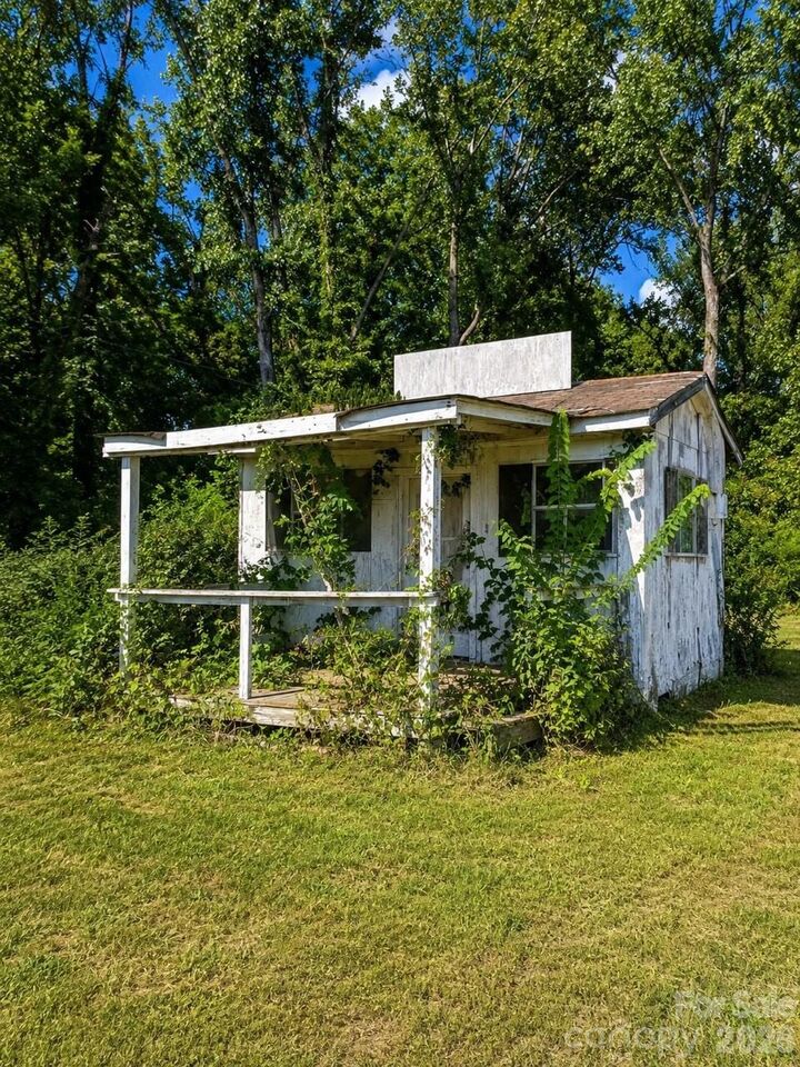 Property Photo:  731 S Market Street  SC 29720 