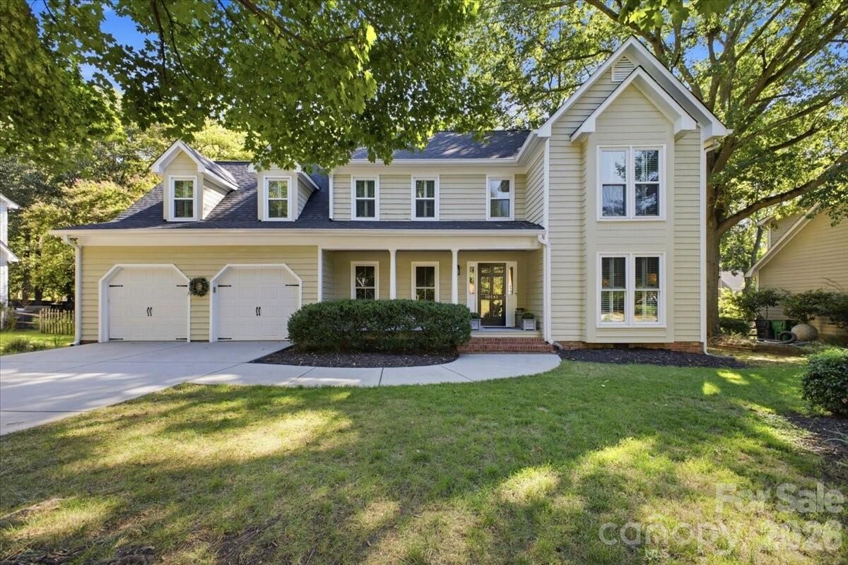Property Photo:  10141 Hanover Glen Road  NC 28210 