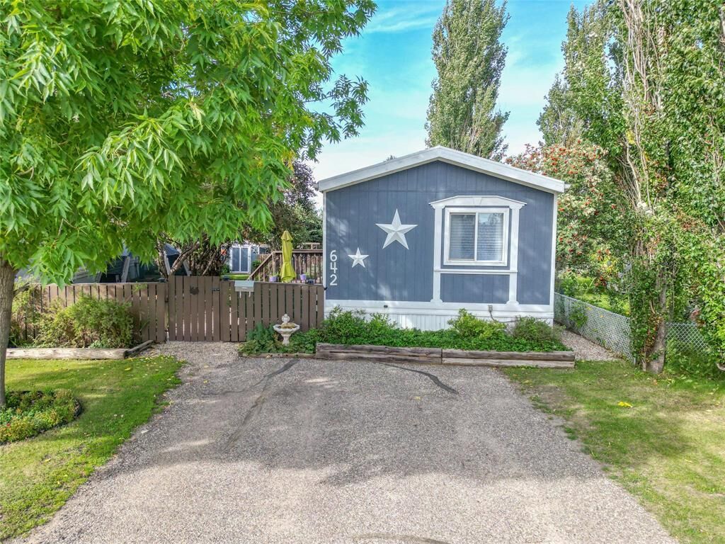 Property Photo: 642 Brentwood Village MB R7B 4C3