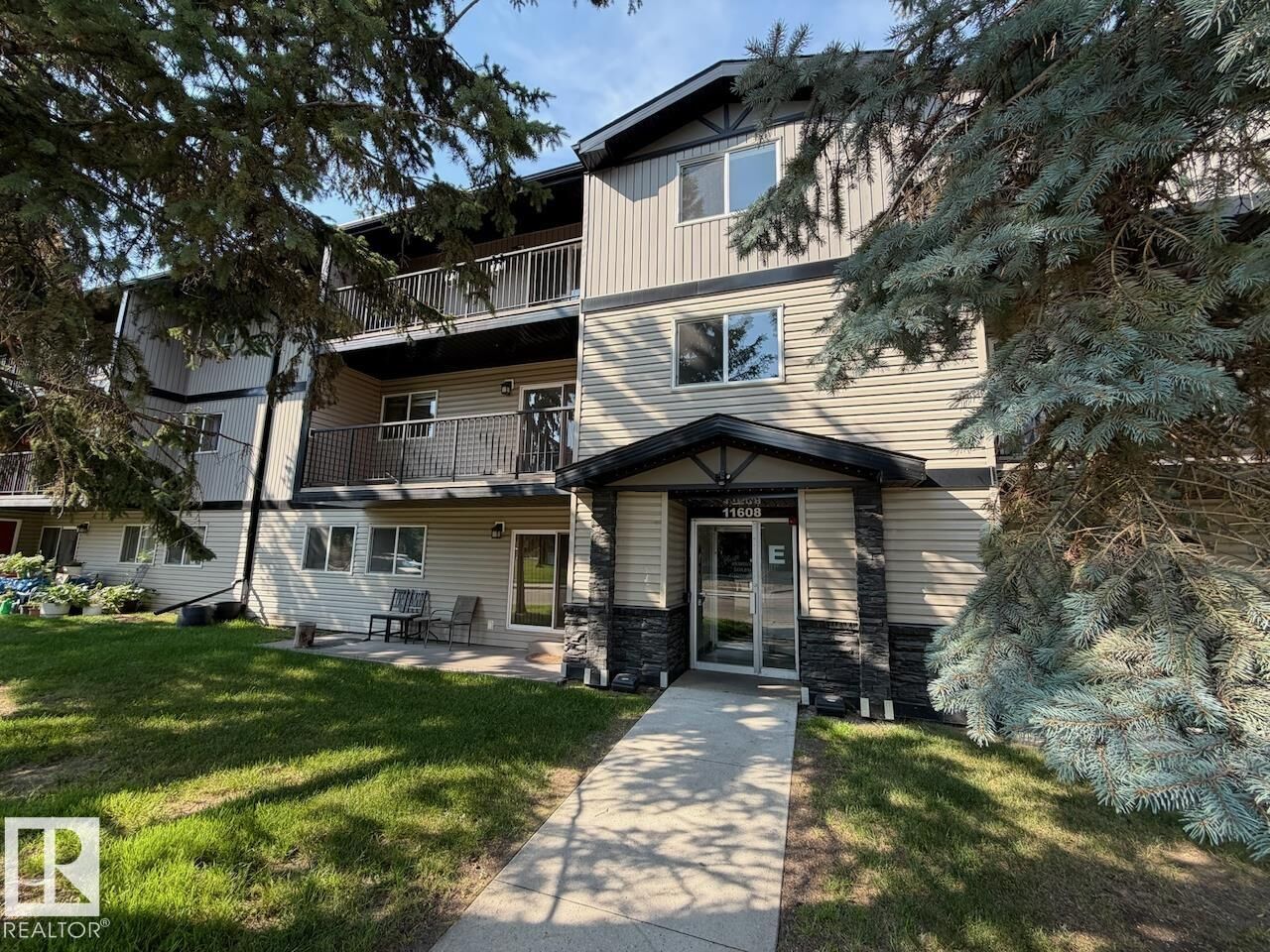 Property Photo: 11608 28 Avenue NW 2 AB T6J 4E3