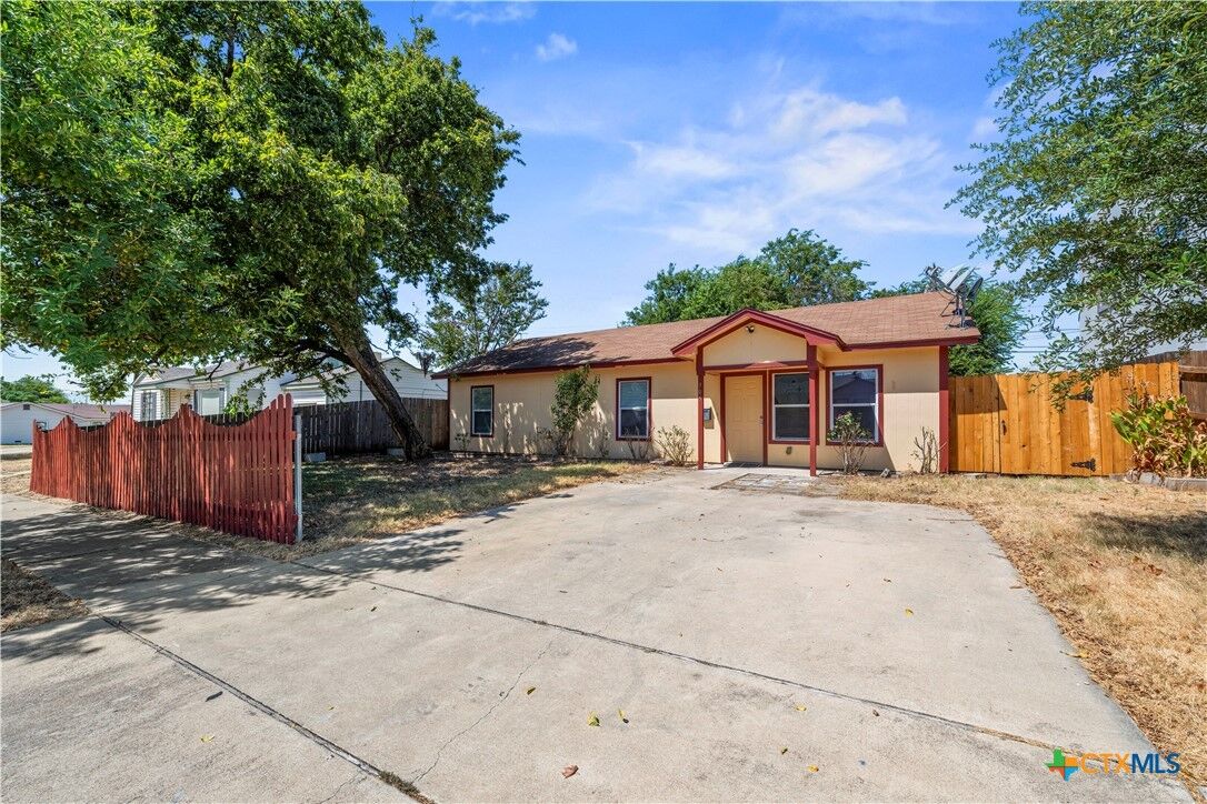 Property Photo: 305 Carter Street TX 76541