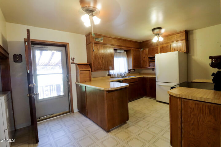 Property Photo:  204 11th Avenue NW  ND 58554 