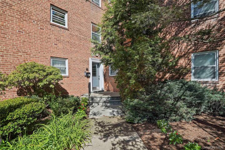 Property Photo:  330 S Broadway D11  NY 10591 