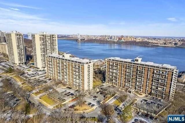 Property Photo:  2 Horizon Road 1211  NJ 07024 