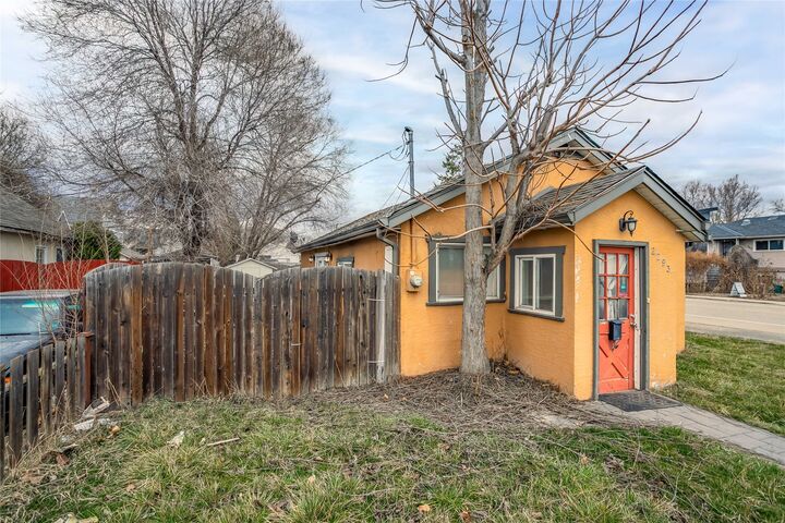 Property Photo:  2293 Woodlawn Street  BC V1Y 2T1 